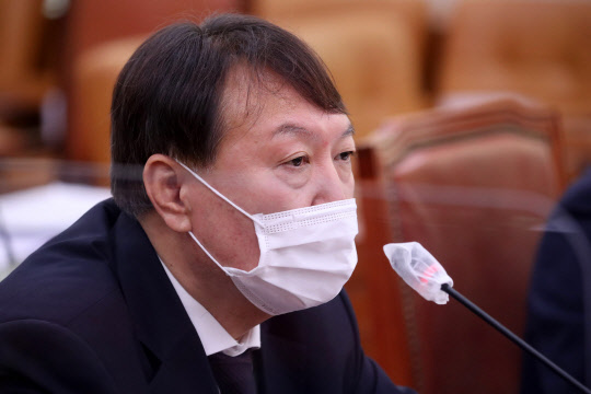 윤석열 검찰총장이 22일 오전 서울 여의도 국회 법제사법위원회에서 열린 대검찰청 국정감사에서 답변하고 있다. 연합뉴스